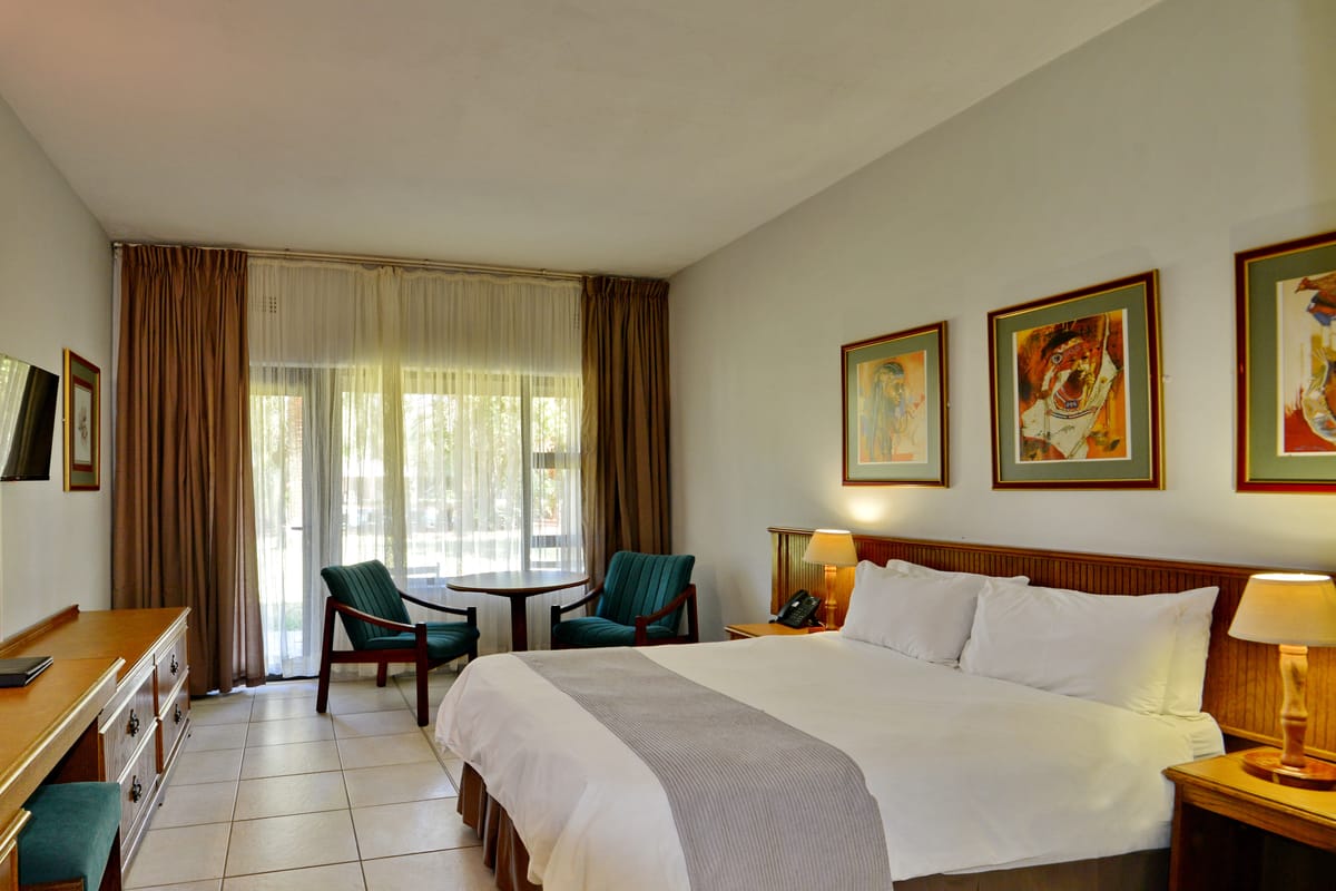 Double room with one queen bed
